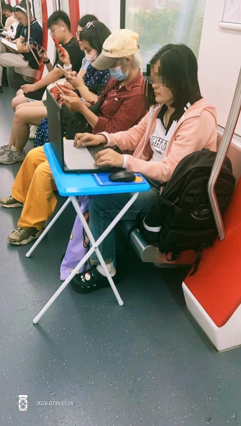 忙的忙死，闲的闲死。
永远忙的人 很忙也累