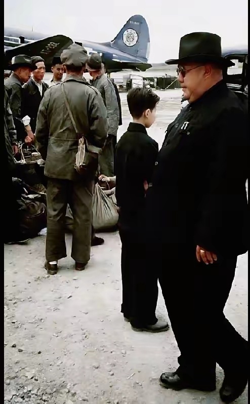 1949年，带着大量黄金准备逃往台湾的马鸿逵在机场焦急等待时的一幕。 