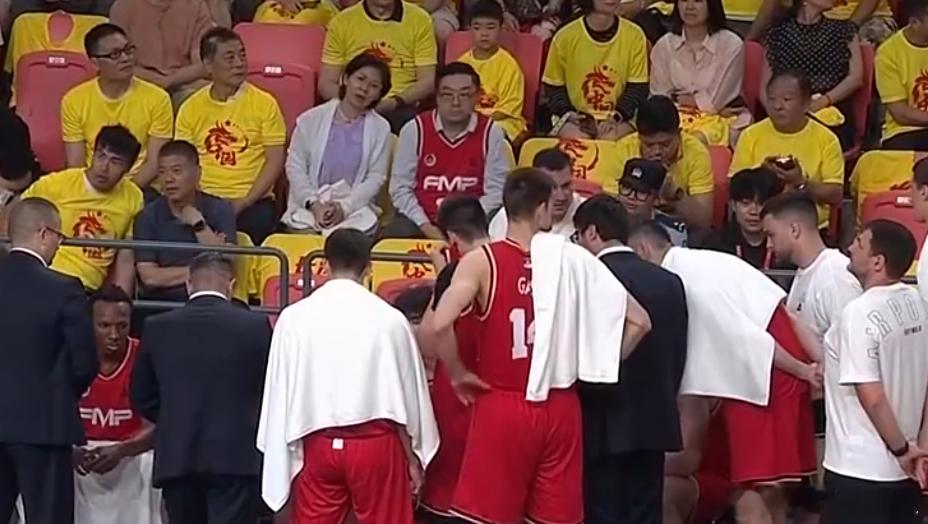 中国男篮vs塞尔维亚fmp 好家伙，观众席有个大哥穿着FMP俱乐部的球衣，这是真