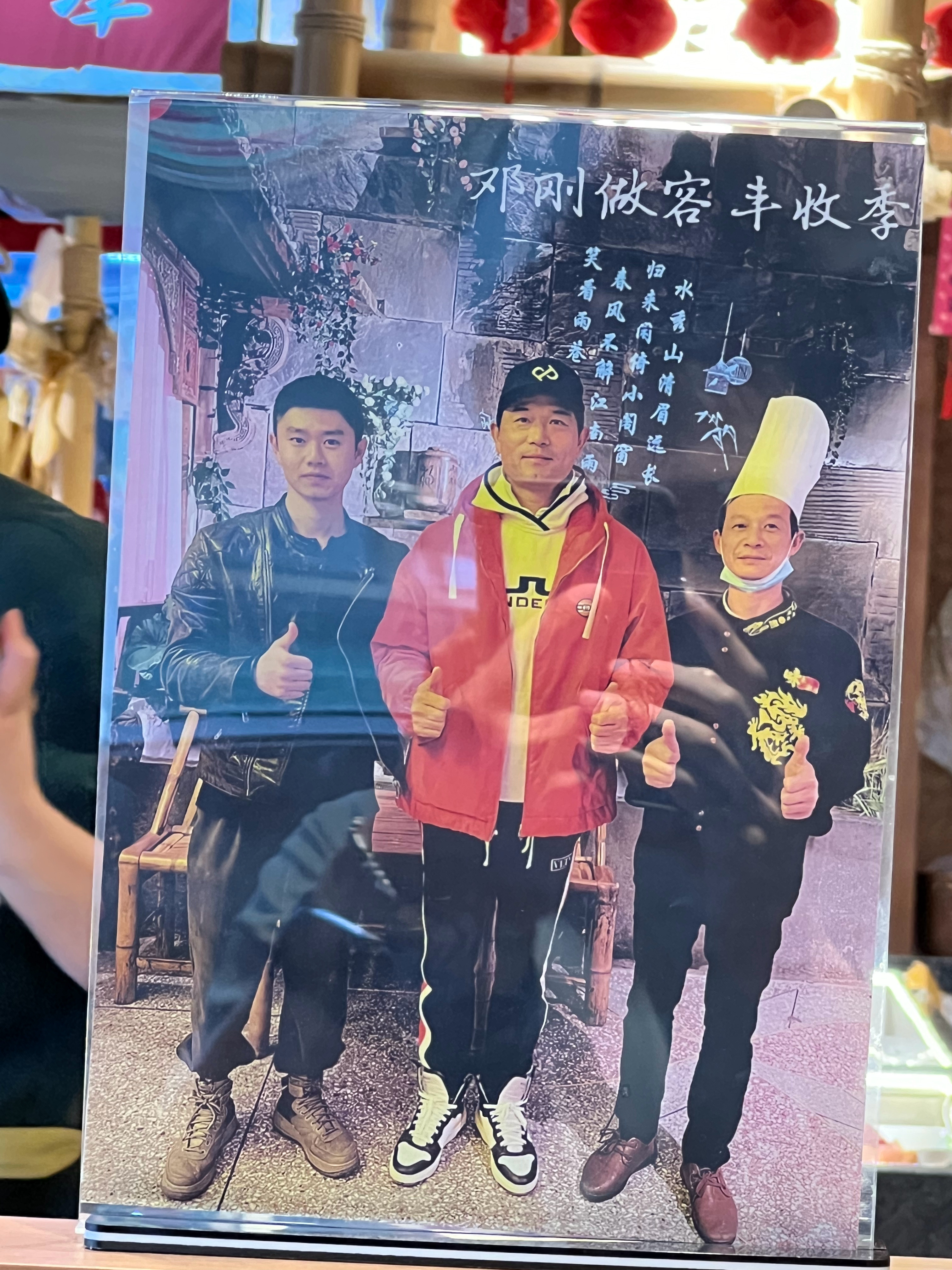 来吃莲花血鸭看到了一位单手700斤 蓝鳍金枪鱼的大佬 天津