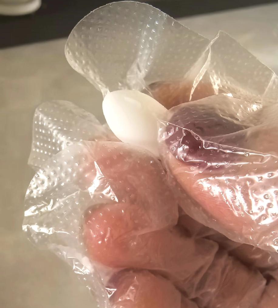 整年没感冒，偏偏临过年中招了，头痛欲裂还喉咙痛，偶尔咳几声，量体温38.1℃有点