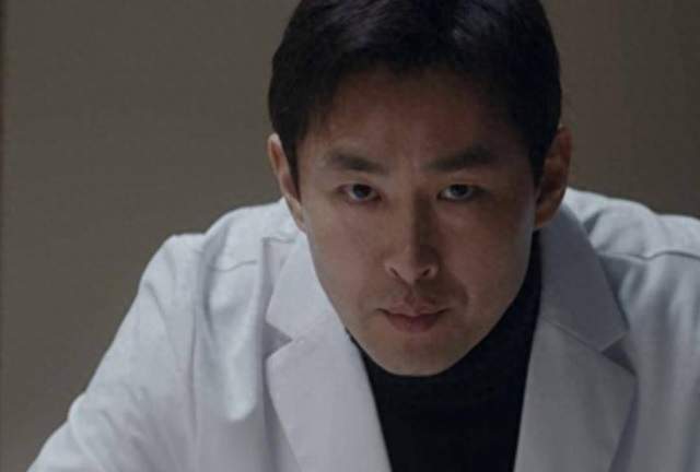 初三辍学、高考数学0分、娶女明星，如今他凭《小城良方》火了