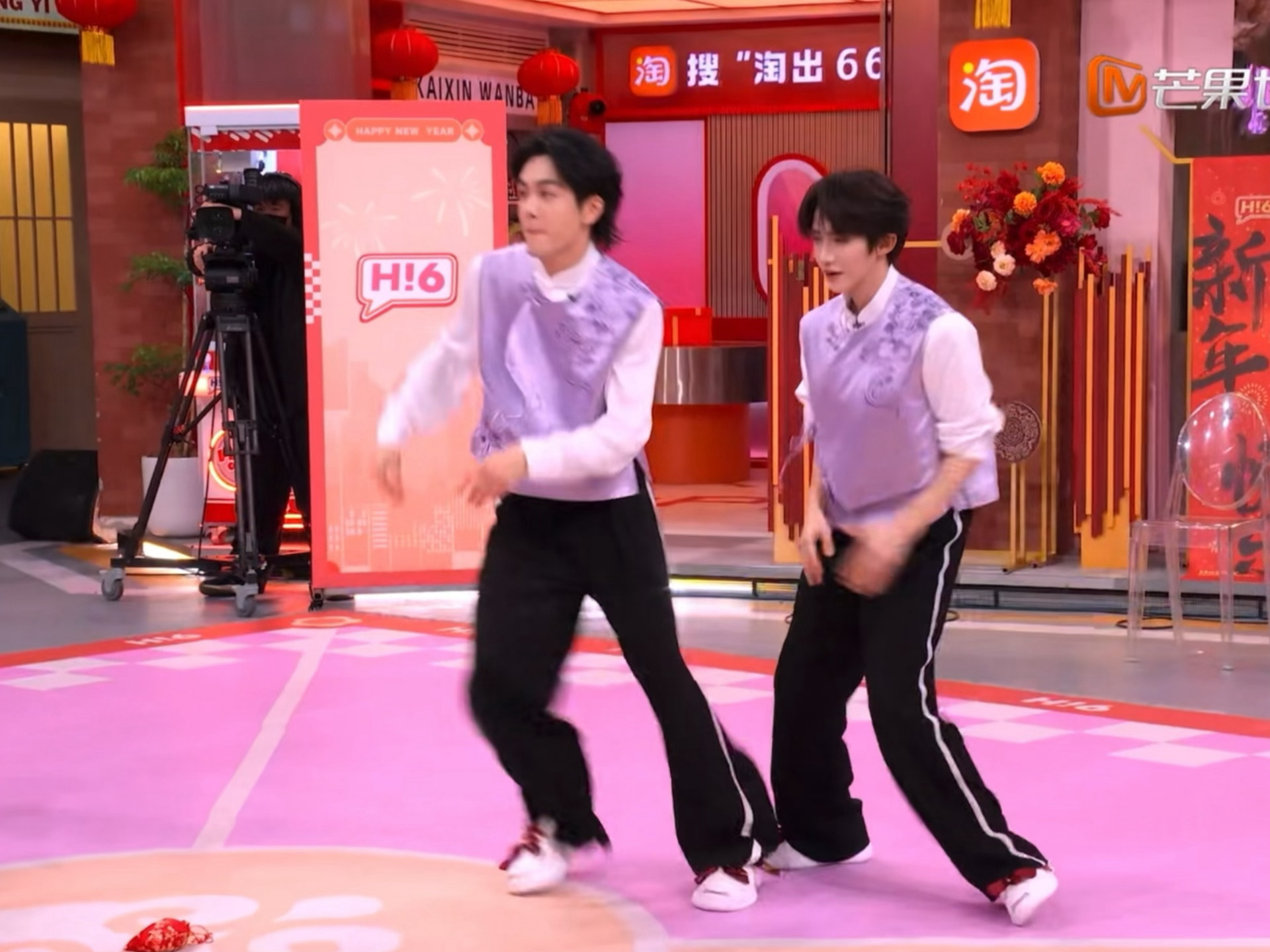 我看着曾舜晞和刘宇这段舞蹈的温度差快笑晕过去了啊啊啊啊啊曾舜晞在跳一种很新的火力