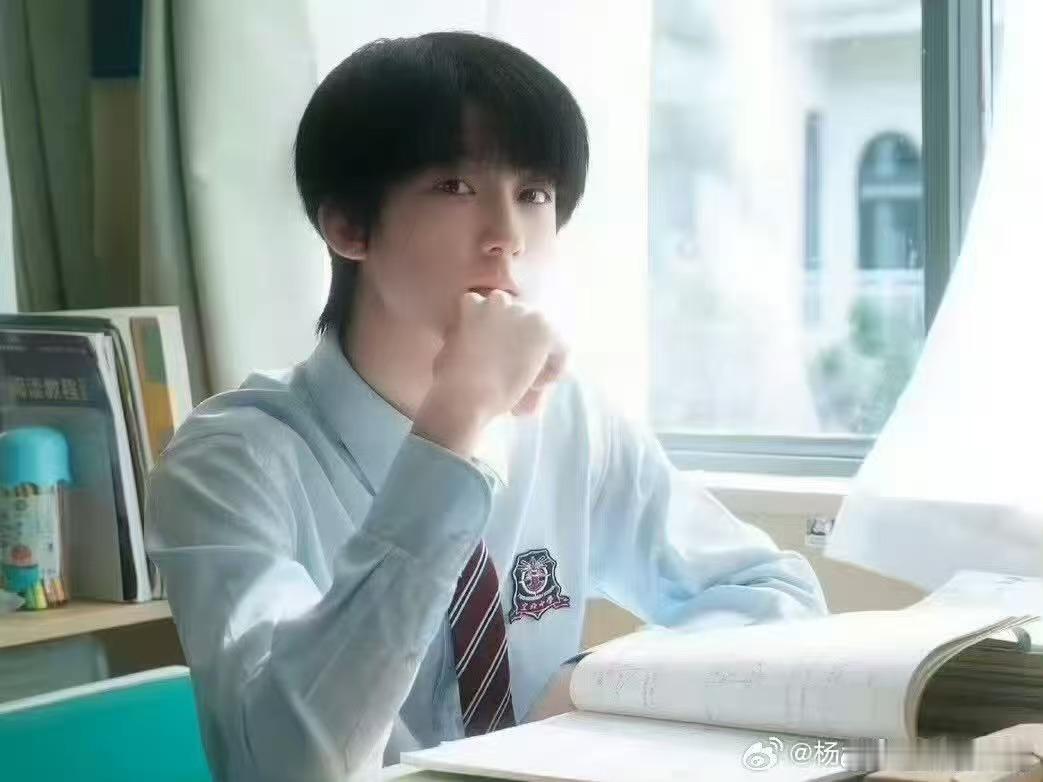 杨博文学长你太美好了 不张扬不刻意，默默帮身边人解围的细节，全是少年独有的软乎乎
