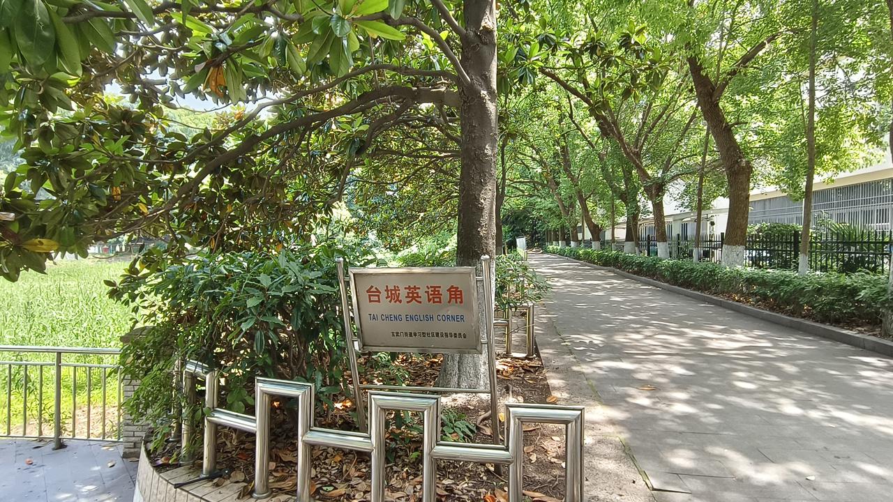 《玄武湖和它的“小兄弟”西家大塘》
    众所周知，玄武湖是南京城的一块碧
玉