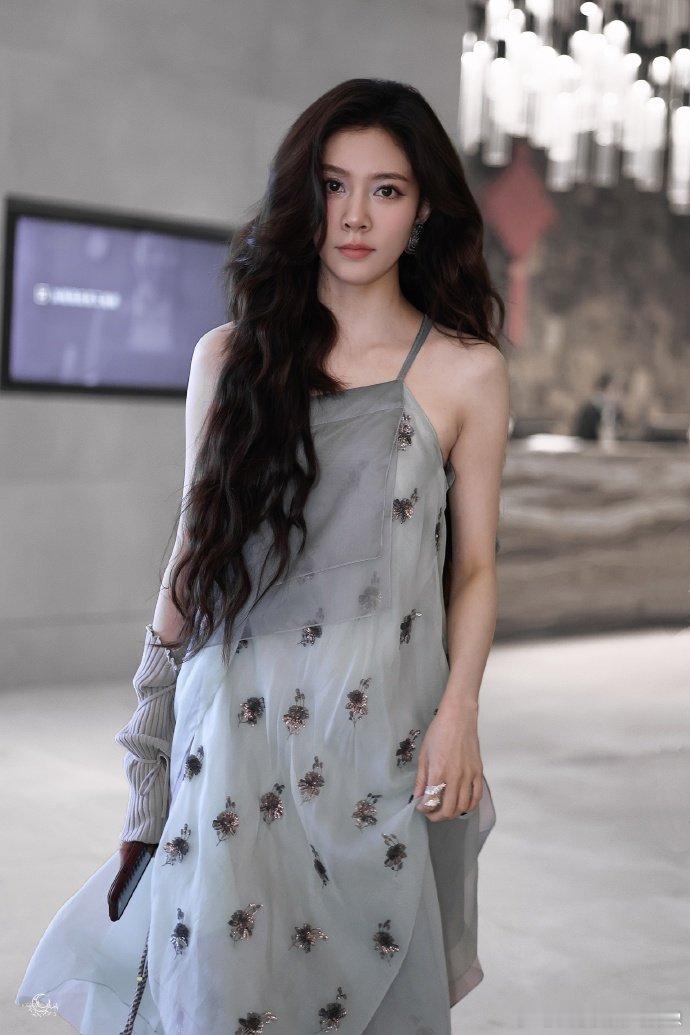宋妍霏浪姐6路透  宋妍霏浪姐6上班路透 不知道她会带来什么风格的舞台呢？ 