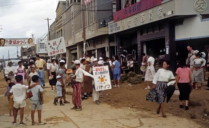 琉球不属日本！50年代琉球老照片：街头到处是中文，琉球女孩漂亮。别看现在冲绳岛上