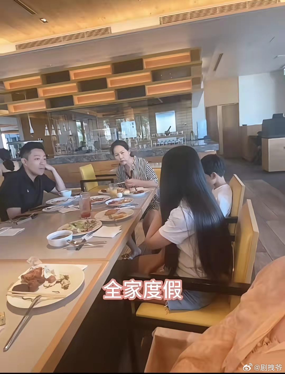 小玥儿的背影跟大S简直一模一样！ ​​​
