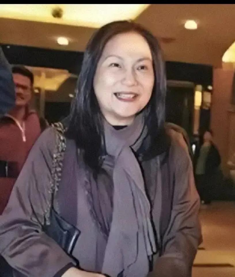 一觉醒来
徐家的天又塌了。

近日据台媒报道：71岁的S妈被紧急送医。医生诊断为