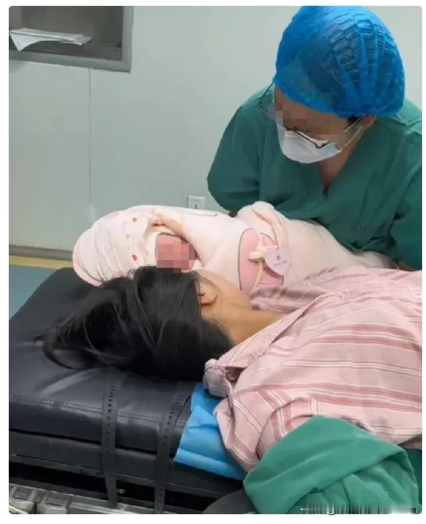 我这辈子都忘不了那个画面。

产妇的宫口都开全了，甚至都能看到宝宝的头发了。她老