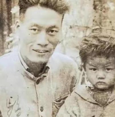 1937年4月，东北一家三口被日军押送刑场，即将执行死刑。父亲被日军斩首，5岁的