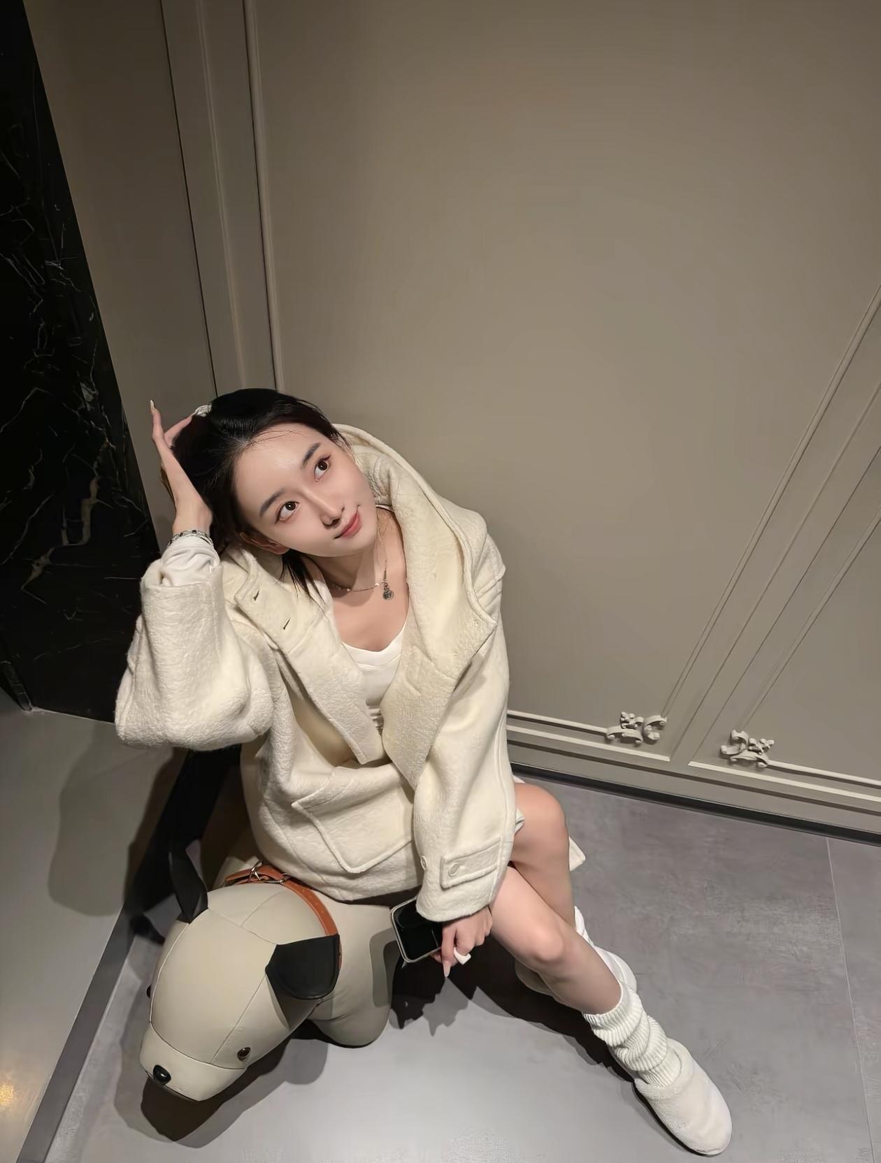 毛绒外套+白色靴子，温暖又时尚！🌟👗👢