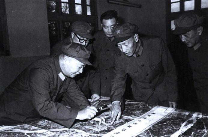 1981年9月14日，研究部署空军部队参加华北地区军事演习和阅兵。左一是空军司令