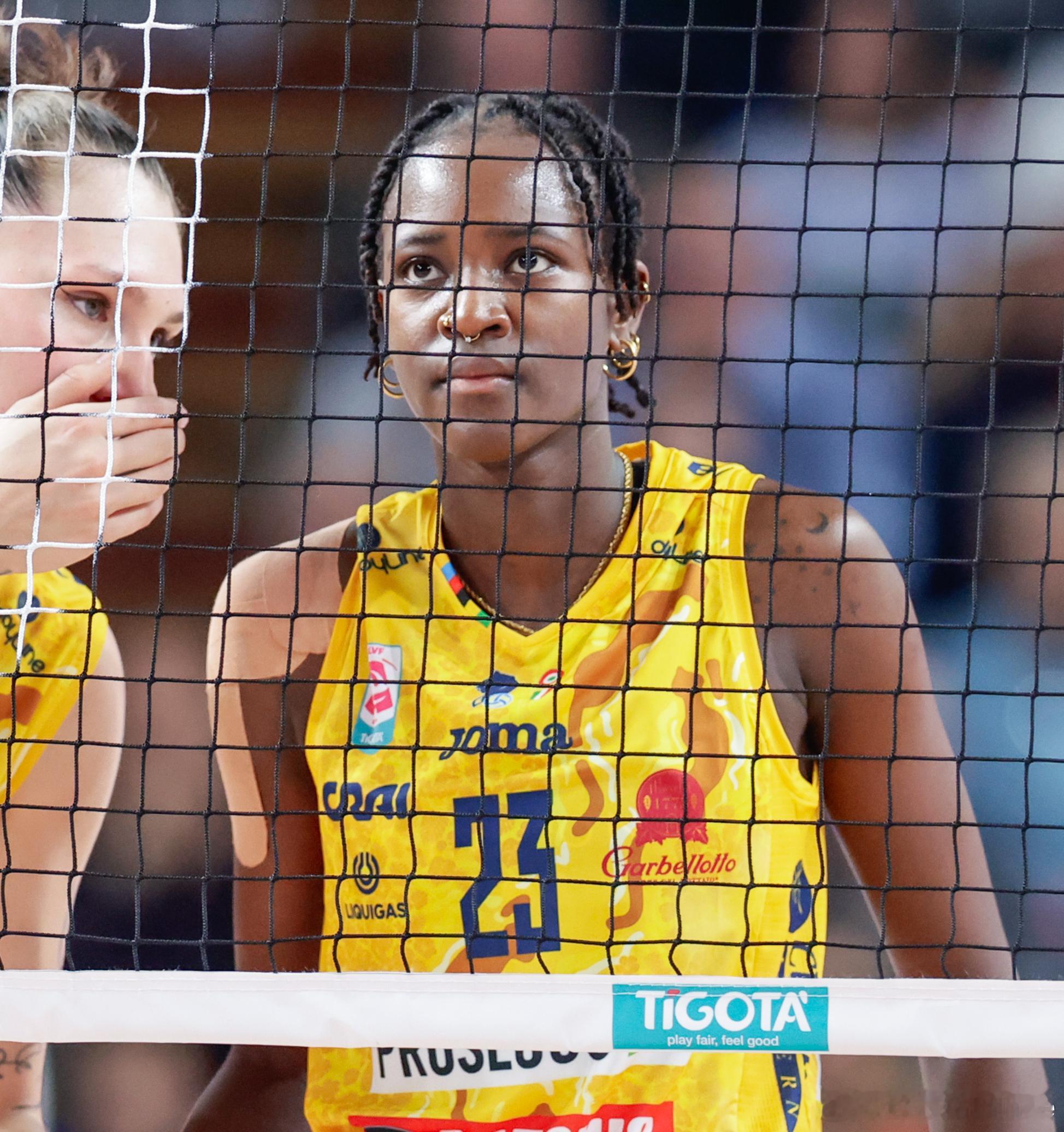 💛💙 顶替朱婷出任三点主的斯洛文尼亚国手——法图玛塔.西拉，在诺瓦拉vs科内