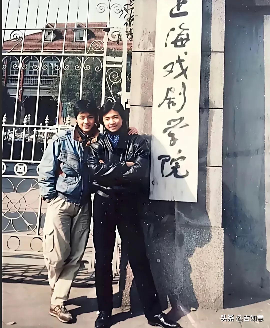 左边是傅程鹏（后改名傅浤鸣），右边是徐峥～两人是上戏同班室友，后来一个成了喜剧大