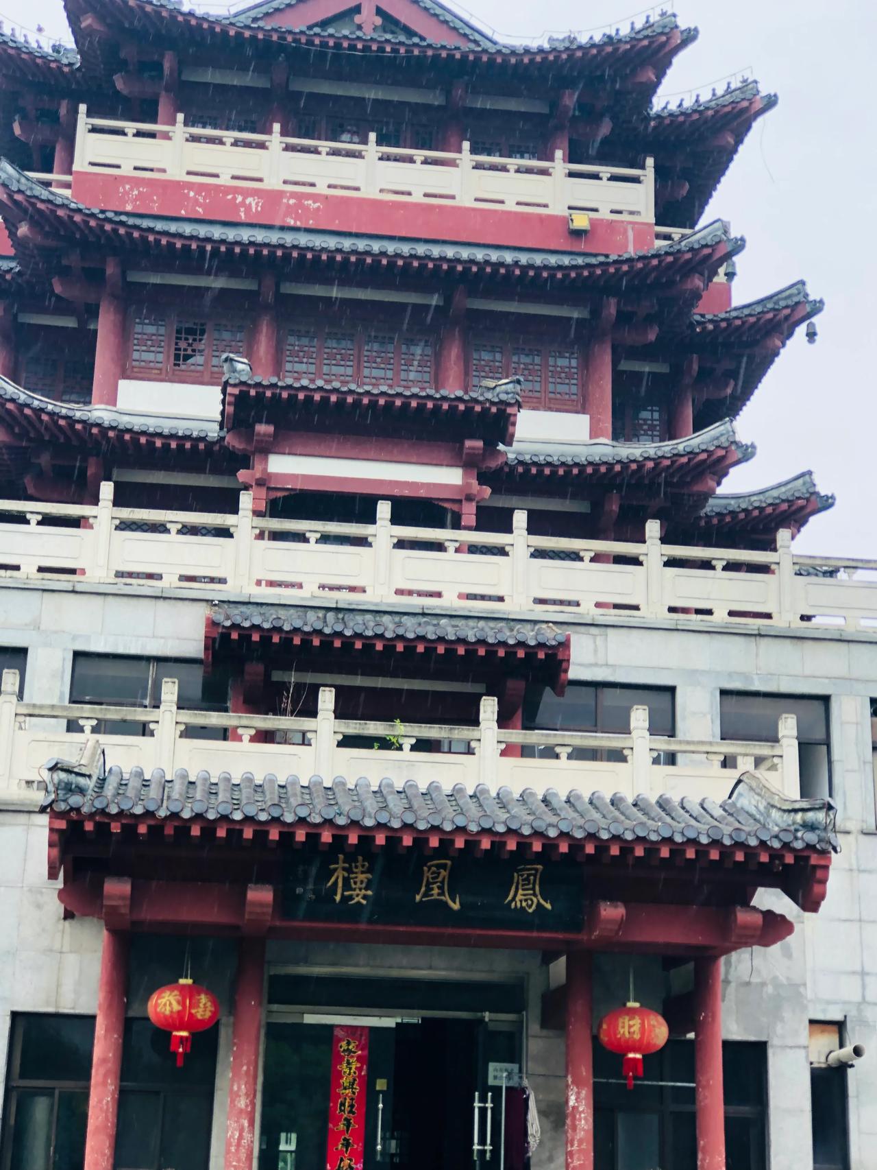 七言古风·南京江心洲李白纪念塔咏怀
文｜孙玉良
一脚踏进江心洲
追星独上凤凰楼
