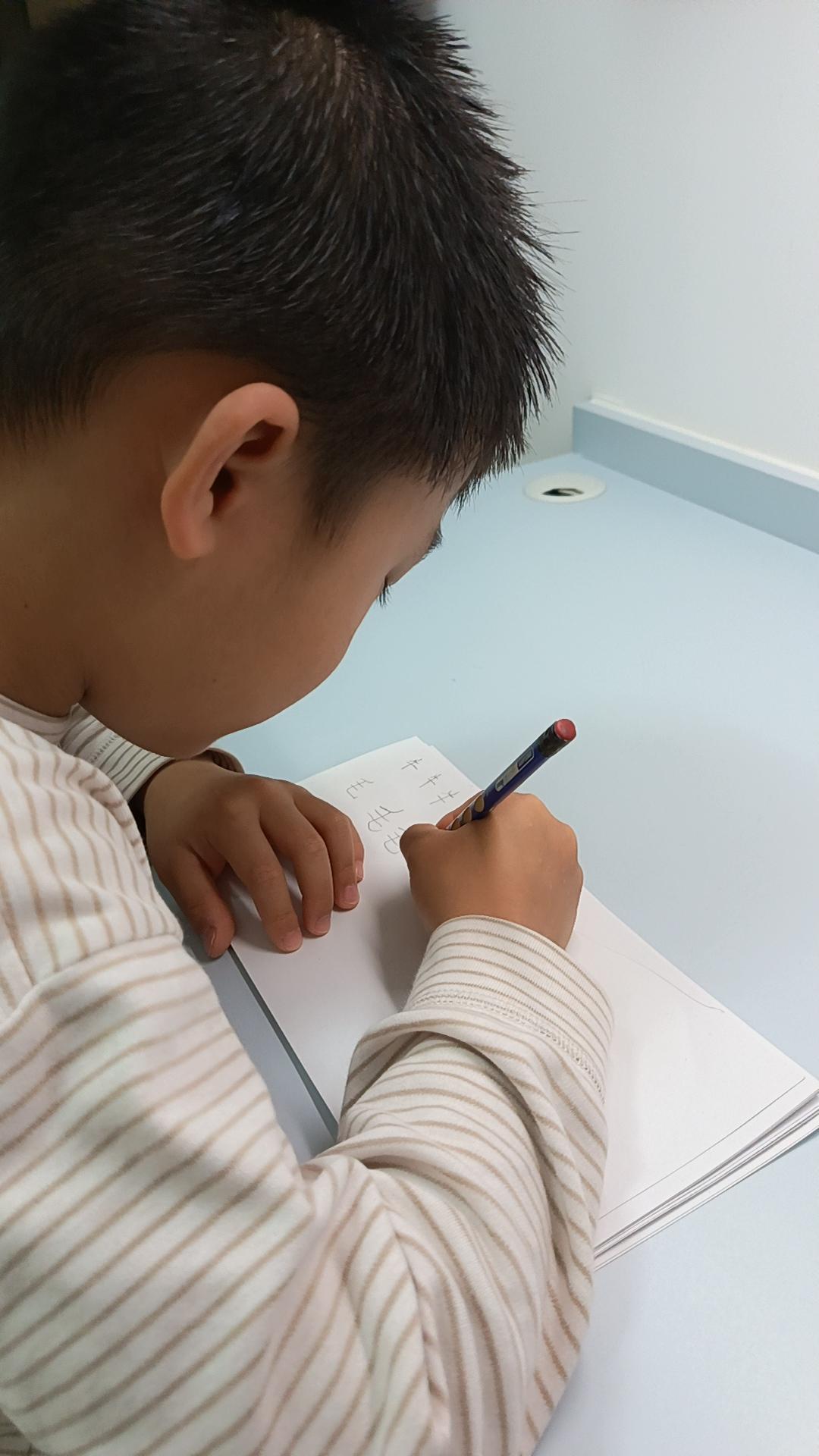 这段时间明显感觉到时间不够用，原因是我家小宝，我给安排了3门课外课程，英文，阅读