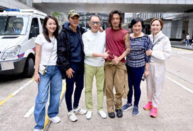 谢霆锋肌肉花臂悍匪造型太狂野 霍汶希任达华探班