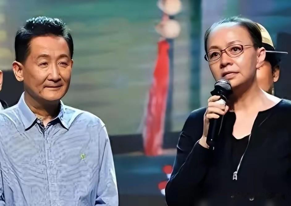 兄妹疏远十多年。
梁欢铁了心要嫁英达。亲哥梁天最后只能跪下，说"你将来后悔了，别
