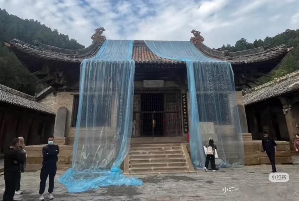 看到近期高平开化寺大殿屋顶铺设了遮雨篷布。今年雨带北移给山西不少寺观壁画，彩塑带