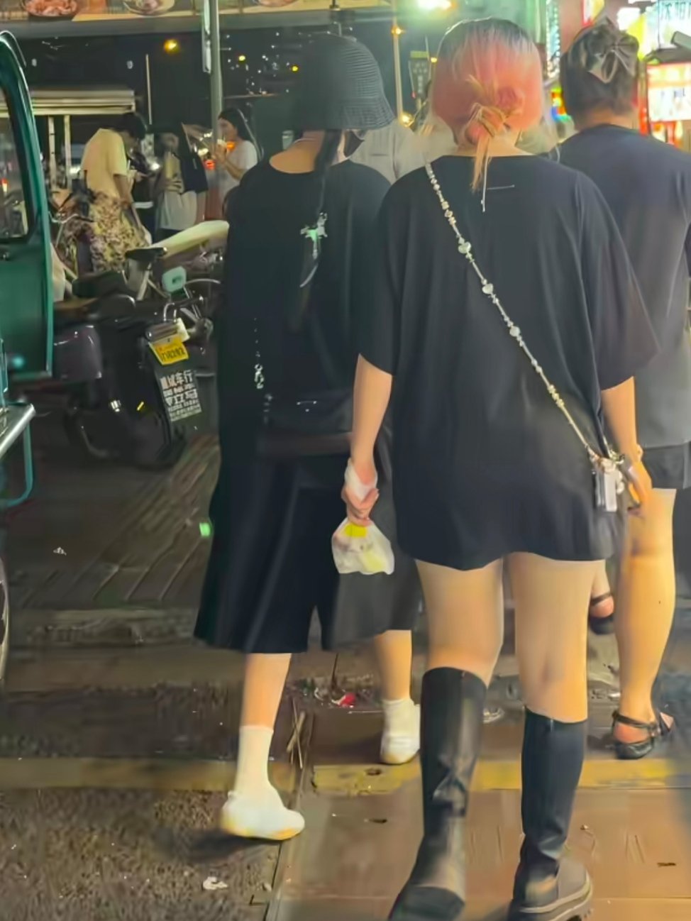 网友横店偶遇杨幂逛夜市，是谁又羡慕了