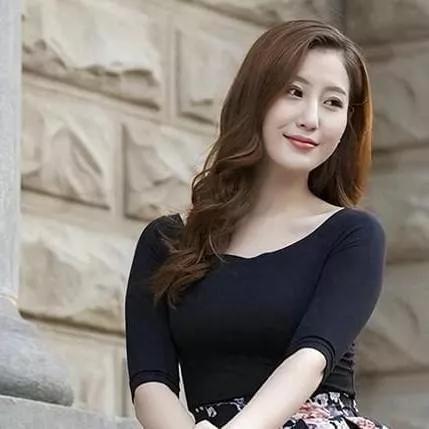 气质女神优雅姿态，浅笑嫣然，尽显迷人风采。温柔高贵的女性