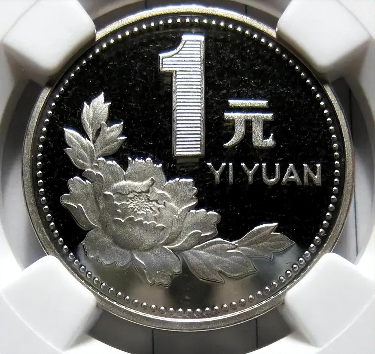 你家里要是还留着2000年的牡丹一元硬币，那可千万别随便花掉了。这枚硬币的来头可