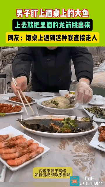 “太无语了”酒席上面，一桌人坐在一起等菜上齐后准备开席，其中一名男子的做法让人不