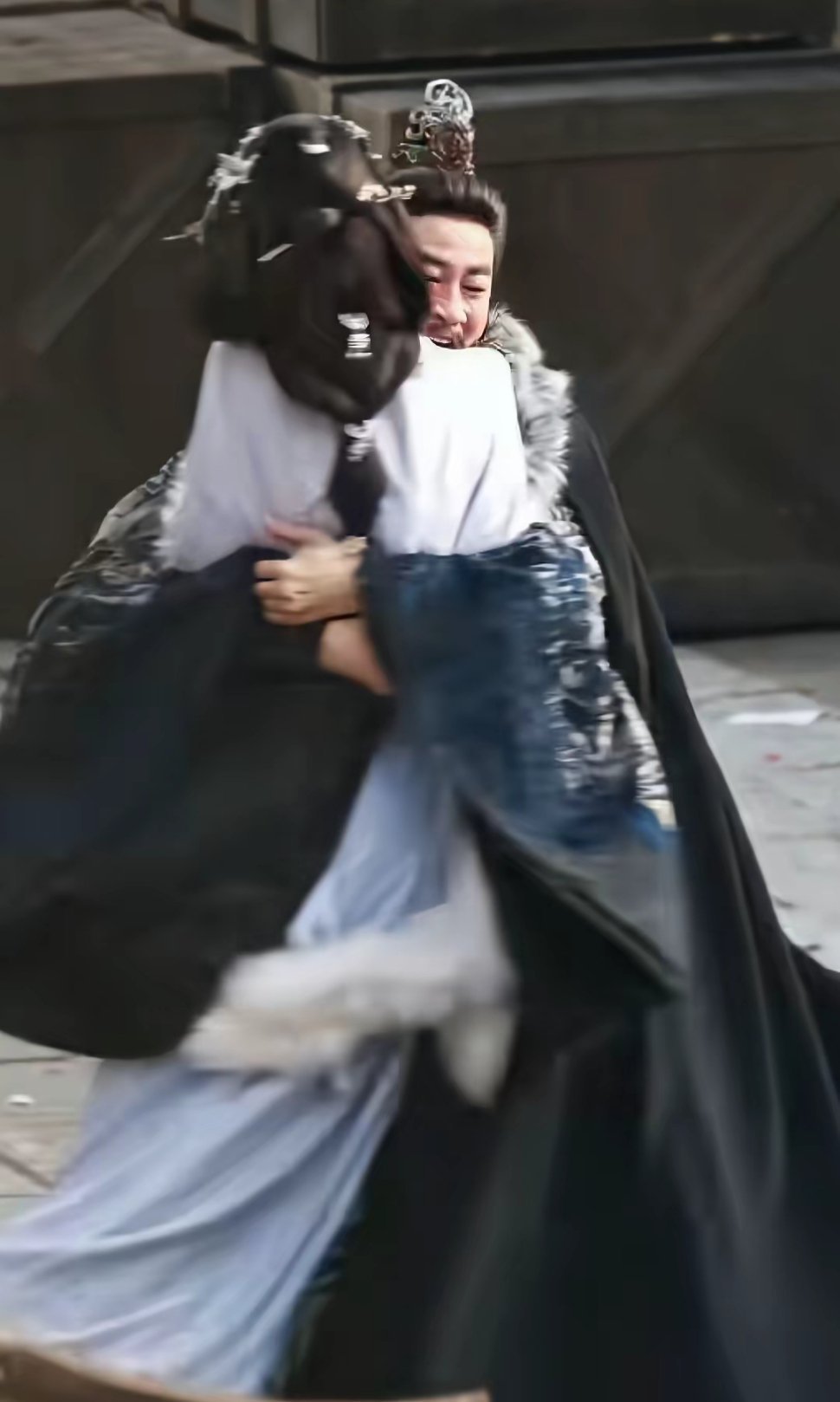 这一幕都以为是吕布和貂蝉呢！真的有那画面感了，何润东和孟子义演的是情侣还是父女啊