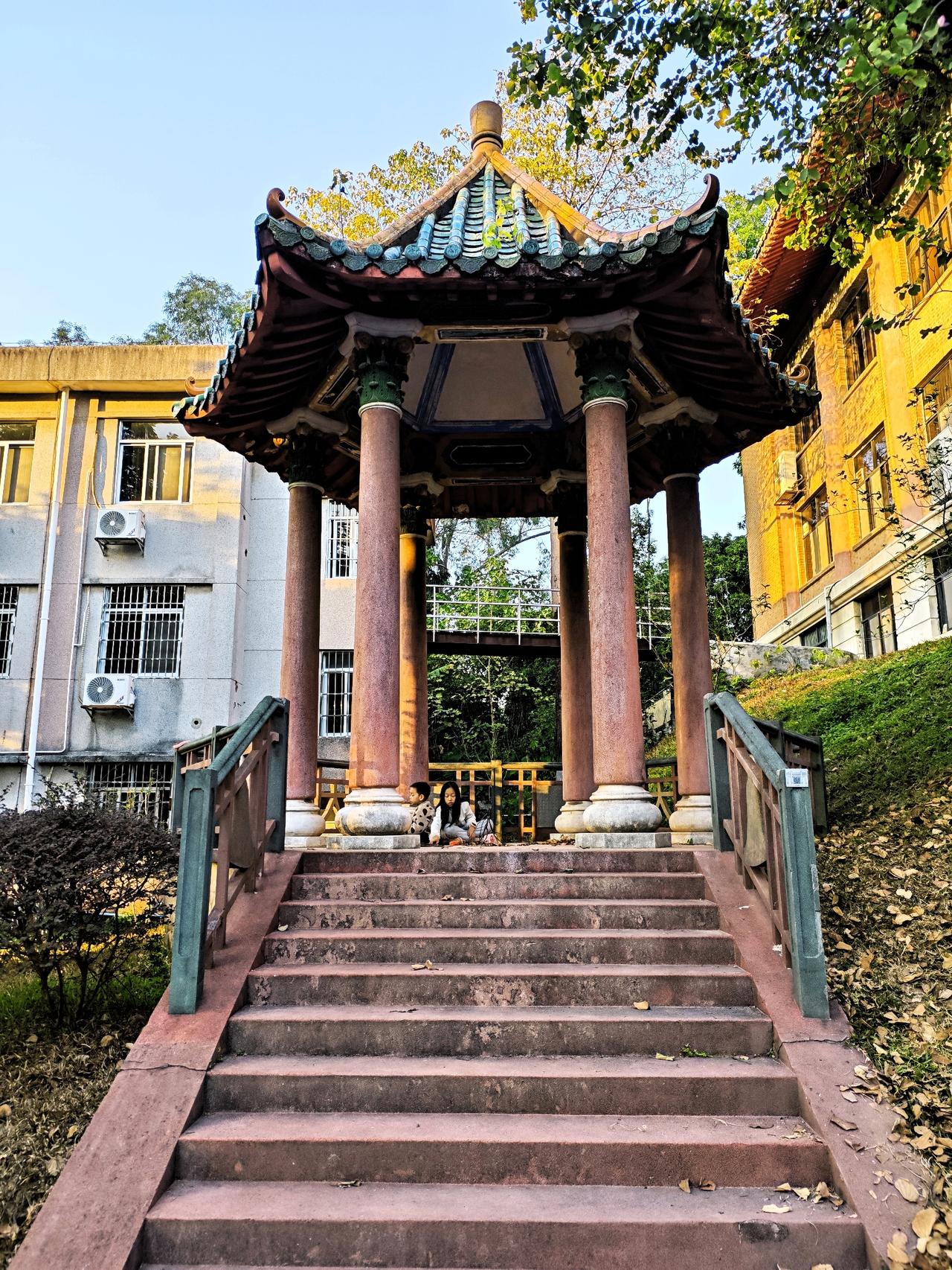 最近发现，缺失多年的“中”字补上去了！石坊钟亭里，铜钟依旧缺失，但一切都向好的方