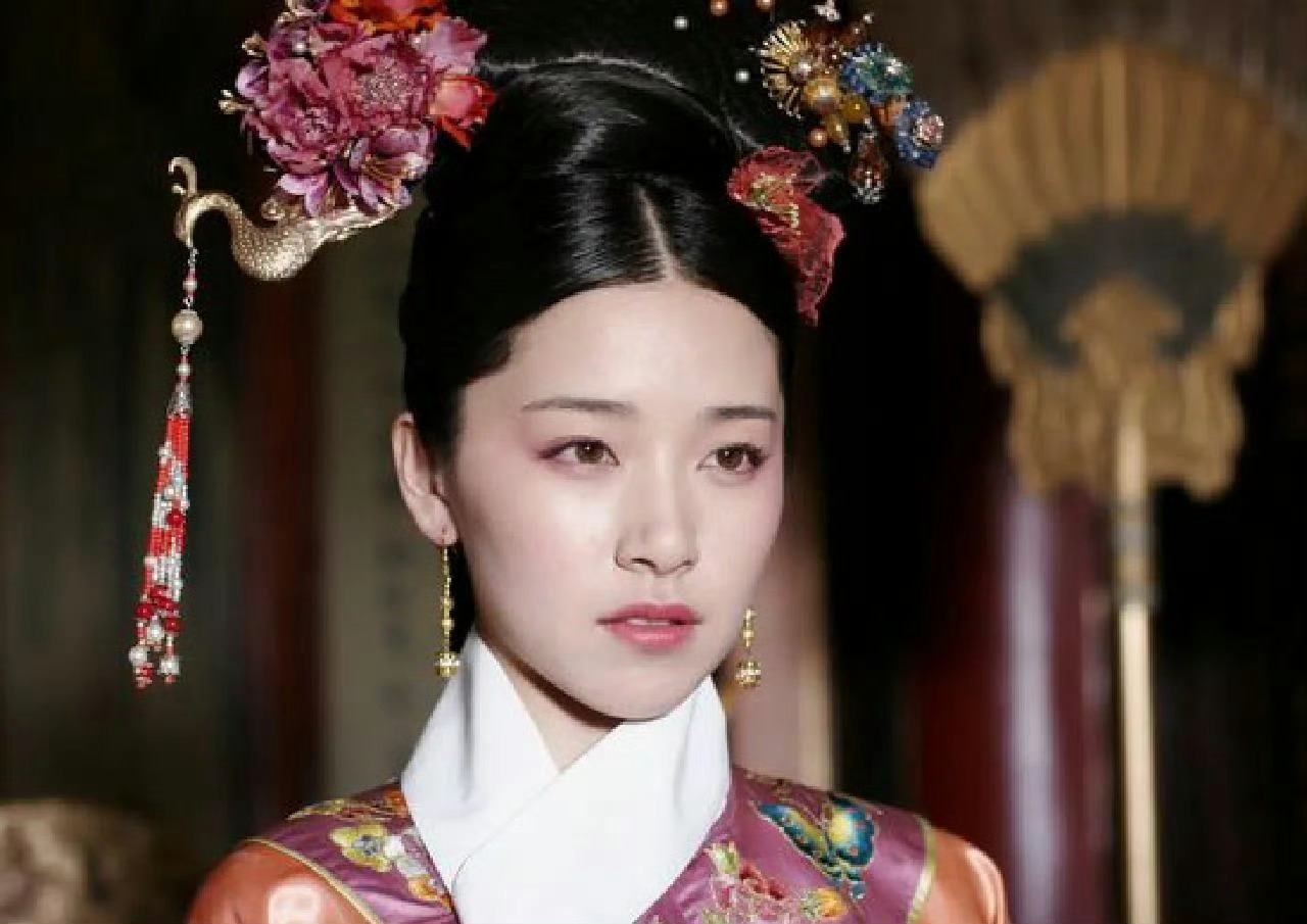 清子演的青年慈禧扮相比欣荣好看，眼神冷冽有野心，气质很对味，可惜戏份都被删了 