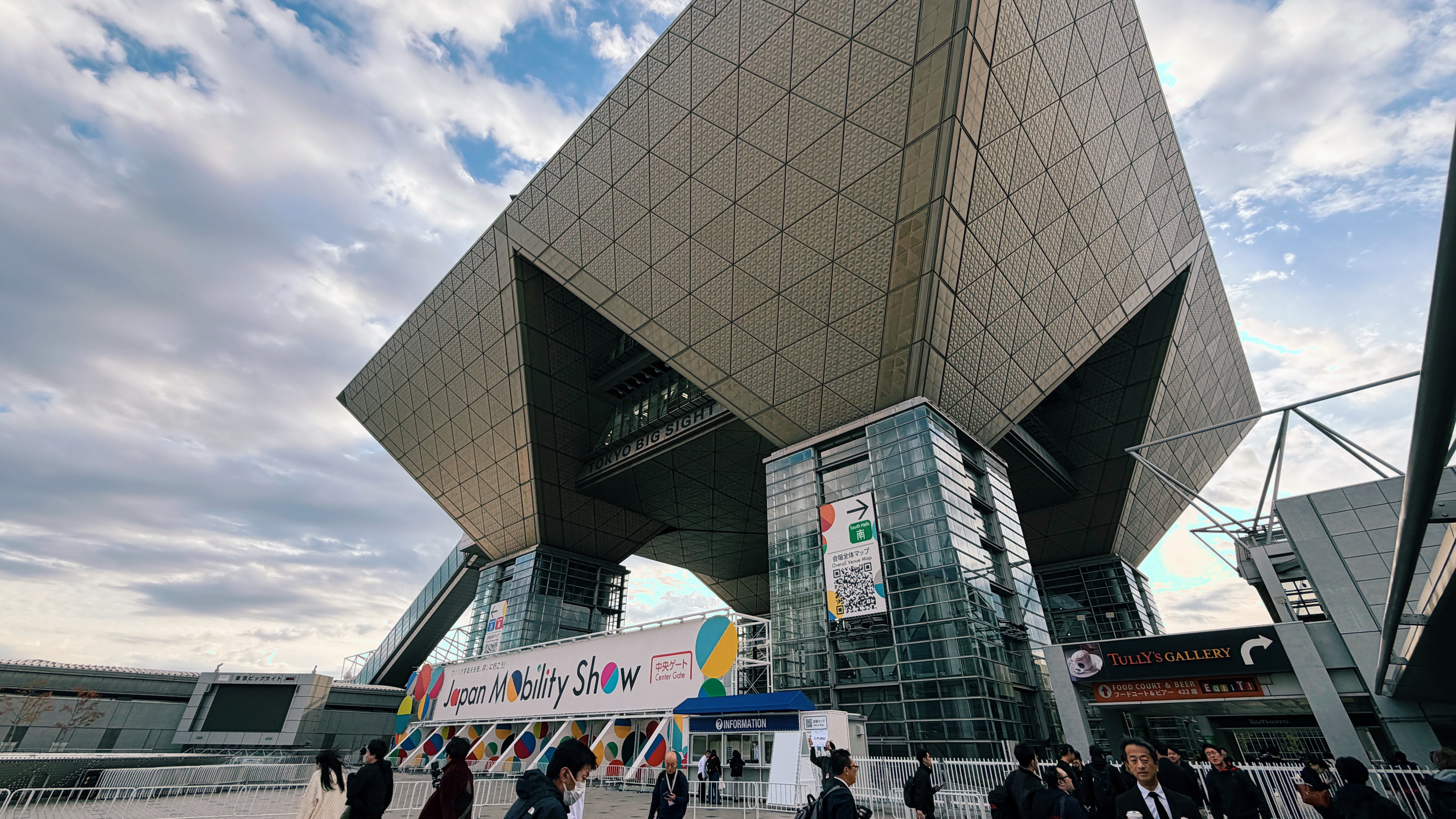 2025东京车展，准备排队进场， 东京比北京早1个小时，现在这边7:50。大家还