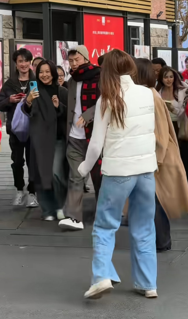 这是贾玲与雷佳音吗？ 