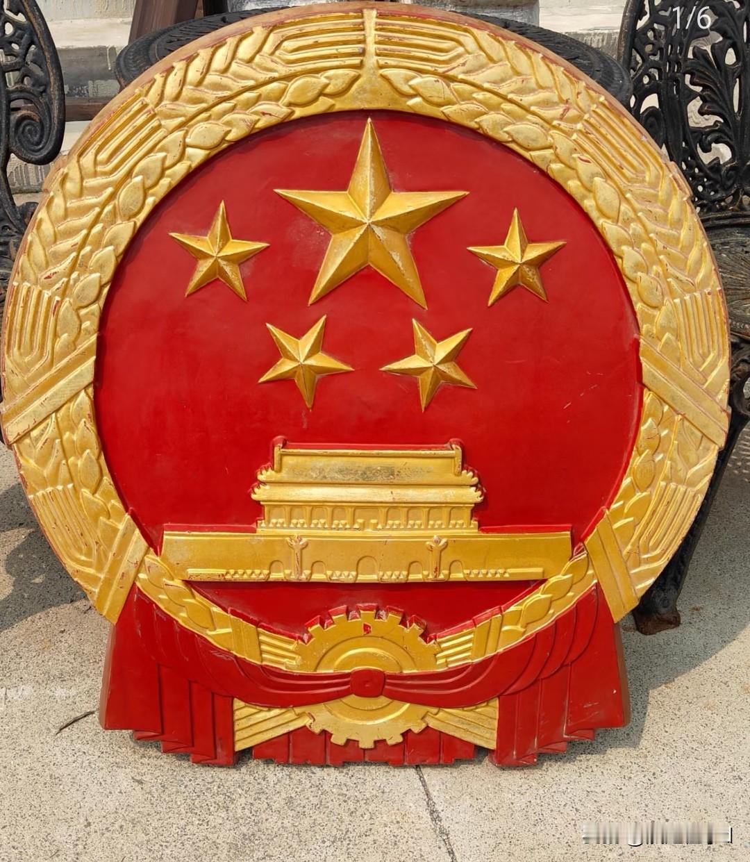 边防战士当场制服
 
某边防口岸一日本游客故意踢翻国徽引导牌。
 
几名日本人在