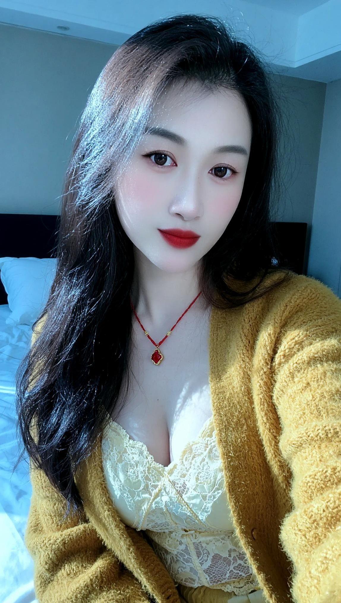 到了一定的年龄迷人的不再是脸而是骨子里的气质经历岁月沉淀后的灵魂…