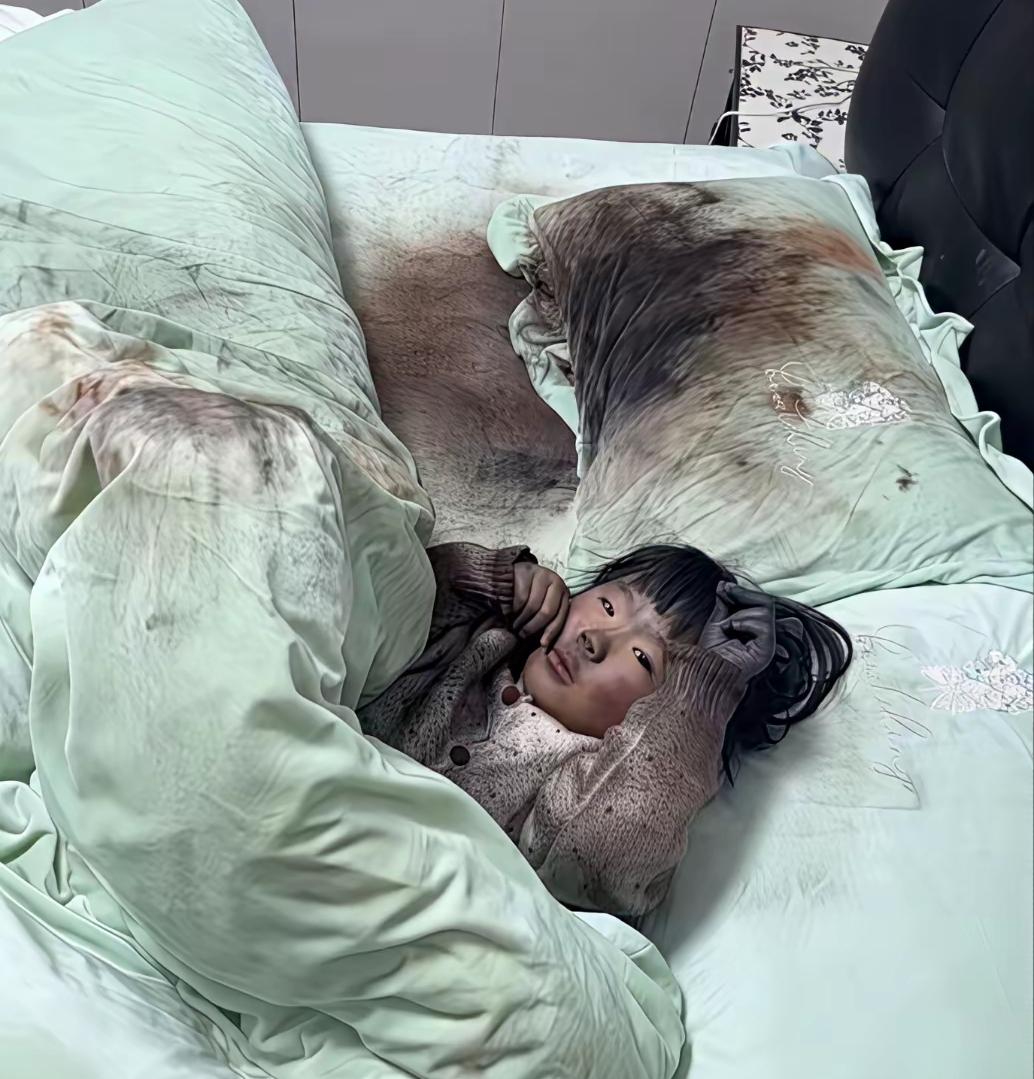 下班回家，发现孩子不见了，掀开被子一看，小家伙一脸淘气的手舞足蹈。
看到这一幕，
