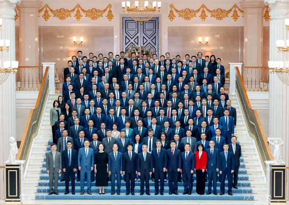 第一眼在找任总，结果没在C位，反而站在最边上了。 