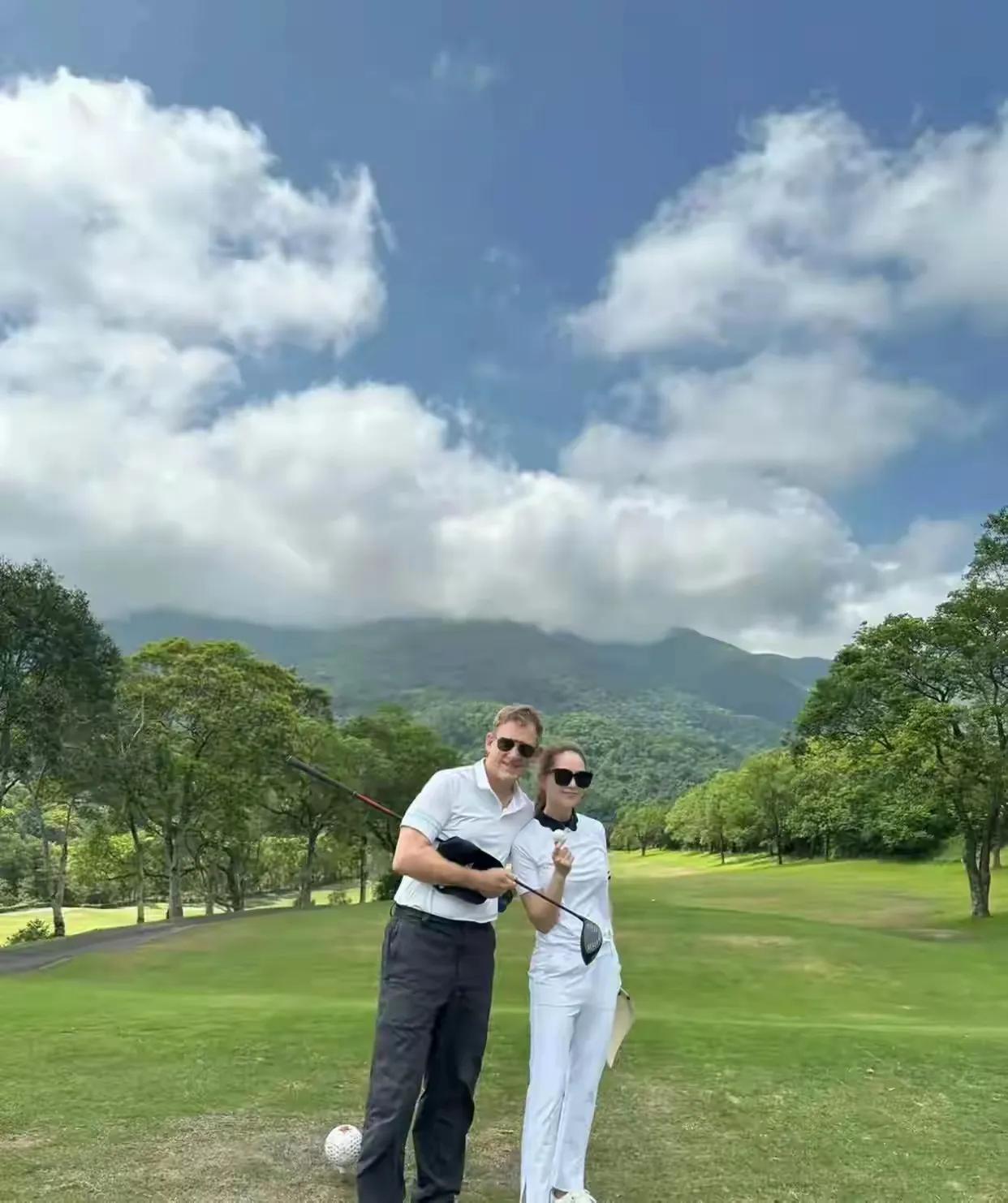 女儿为他钓了个亚洲天王当金龟婿，所以他才能沾女儿的光，没事就打打高端人士才能玩的