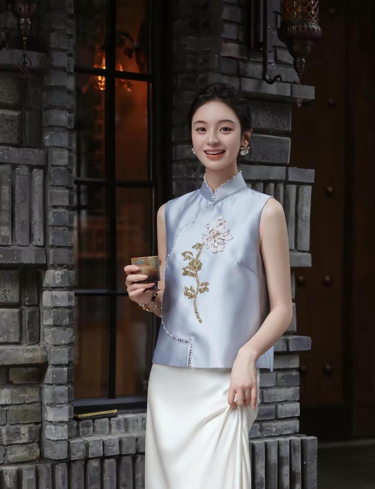 人生三万天，穿对一天，就赚一天。
不是穿汉服拍照，是穿着去挤地铁、开视频会、抢咖