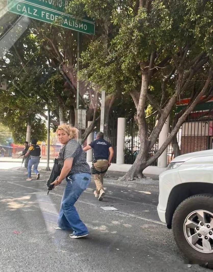 埃尔·门乔被击毙后，CJNG贩毒集团提出要求:交出总统辛鲍姆，不满足他们的要求，