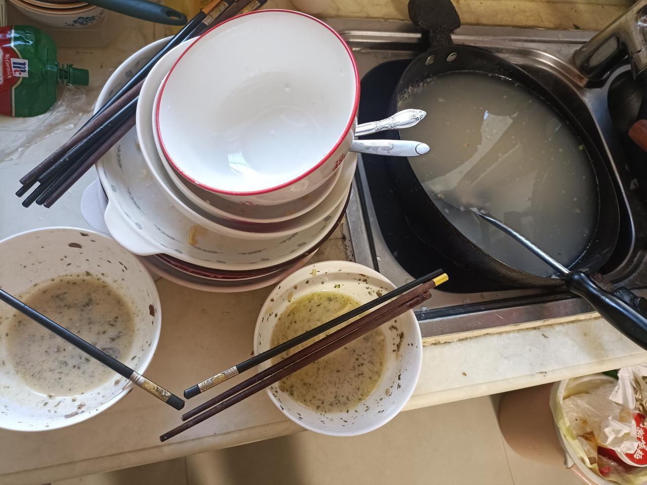 凭什么洗碗就该是女人的天职？
 
真搞不懂，自古谁立下的规矩，洗碗就得女人来扛？