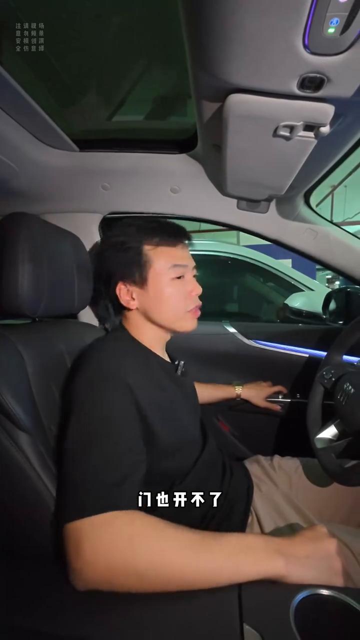 每次下班或者去商场的时候最讨厌这种情况了，好像不会开车一样，贴那么近门也开不了。