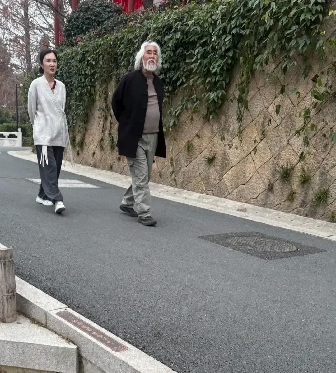 昨天在去杭州径山寺的路上碰到了张纪中和杜星霖两口子，显然是去拜佛祈福。张导身材还