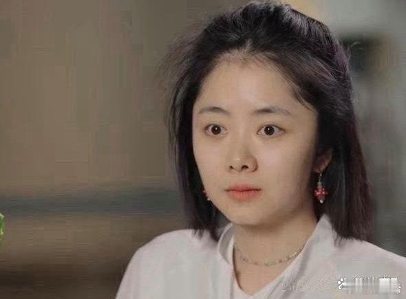 33岁素颜的谭松韵，皮肤状态好到爆，宛如高中生 