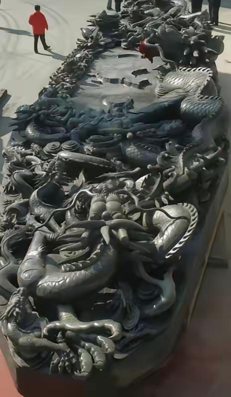 1991年，河北一村民上山砍柴，又累又热，坐在一块石头上歇息，不料这一坐，竟让他