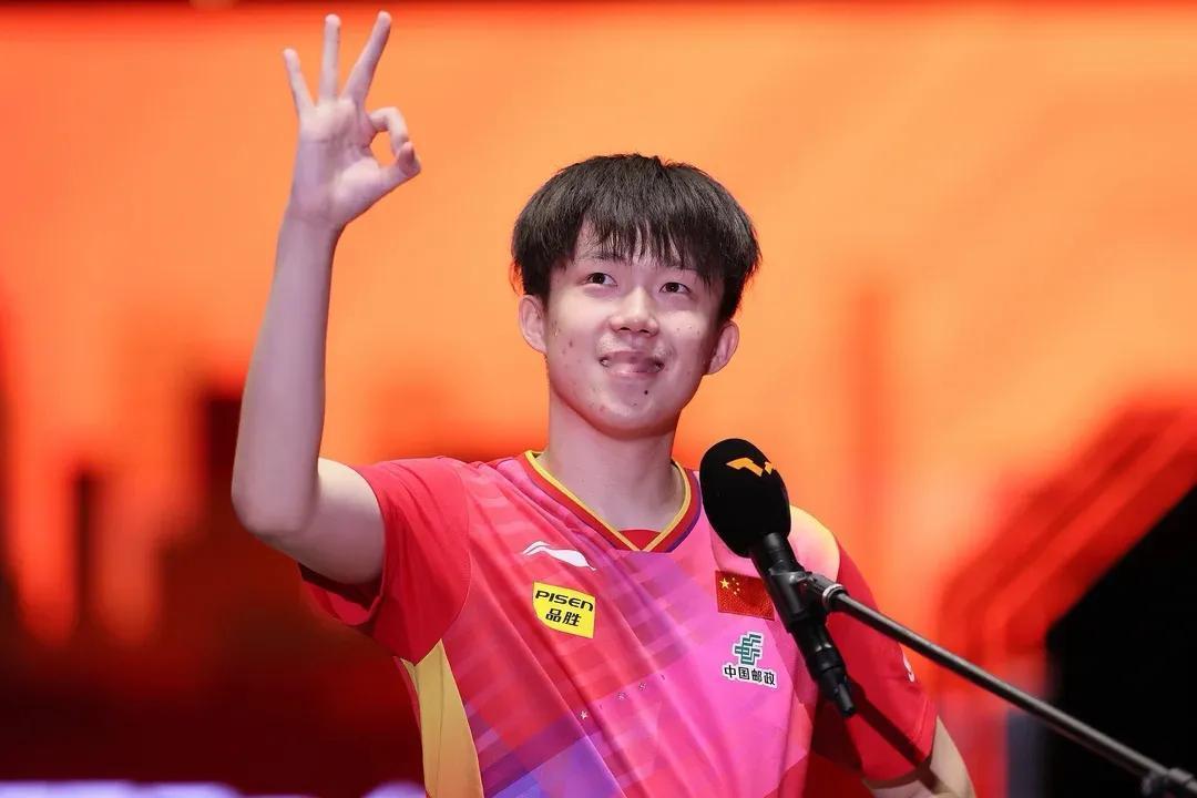 张本智和与王楚钦的这场决赛，就跟林诗栋的那场半决赛判若两人！
接林诗栋的发球就能