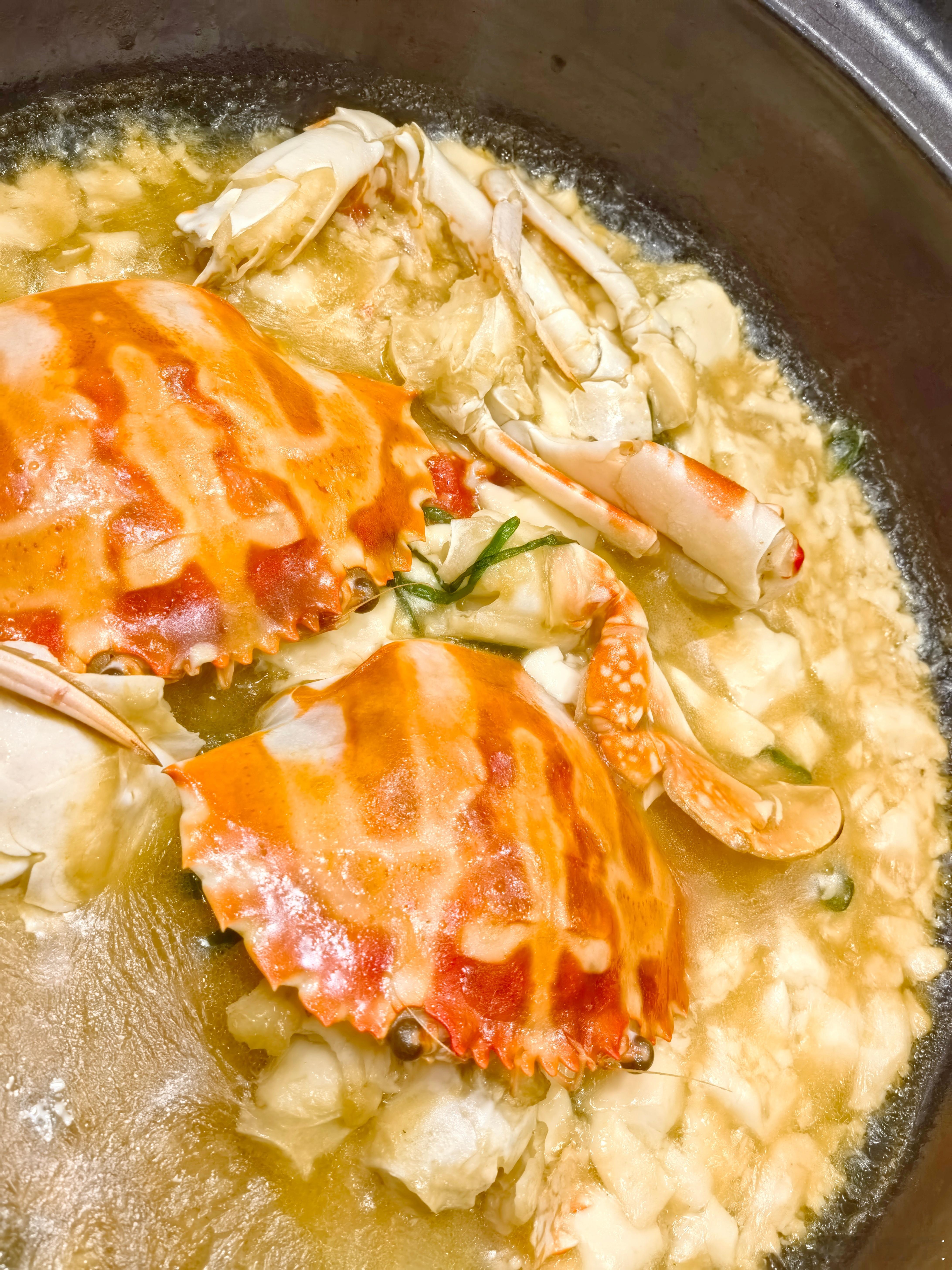 每日一餐分享花蟹豆腐煲，辣椒炒五花肉（加老干妈了），奶白菜。简简单单，美味一餐 