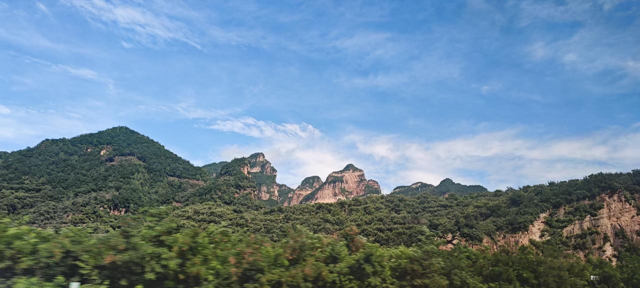 上联：高山不语拥千树，下联邀对对，水流有声纳百川。