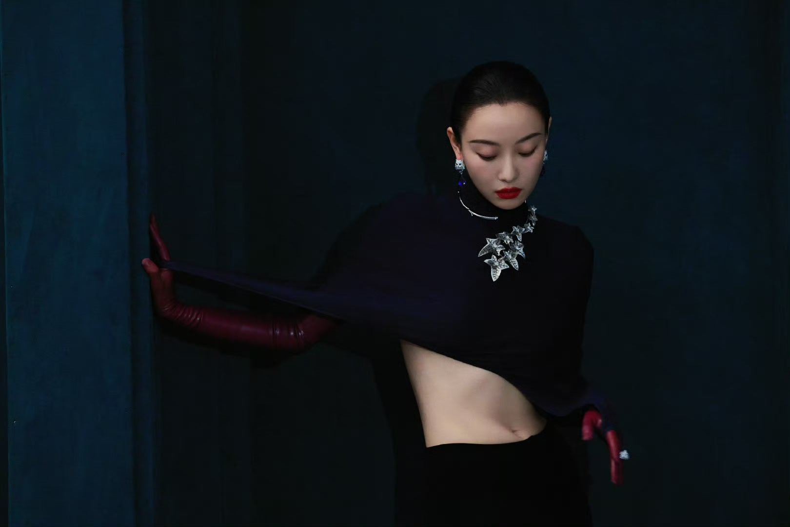 倪妮的Wallpaper五月刊封面带来强烈视觉冲击，东方美学在她身上有了多层次表