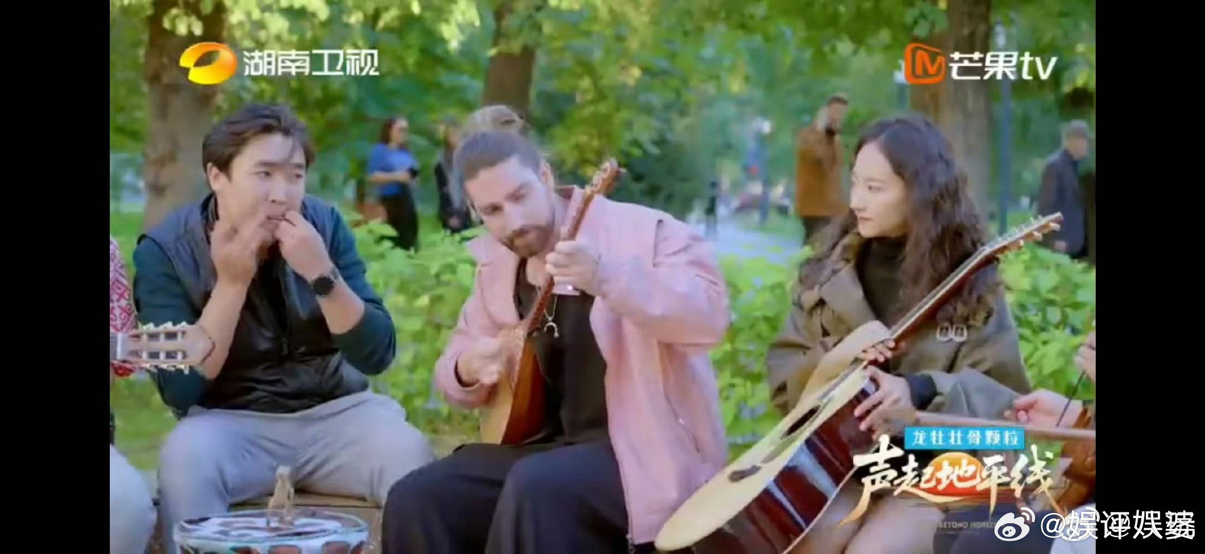 新疆大学生用6种乐器炫技谁懂啊!新疆大学生街头这段六连奏太绝了✨冬不拉的明快、库